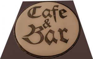 Fotografia de produto de konzept-shop.de - uma vista de um anúncio de chão castanho escuro, ligeiramente afunilado para trás em perspetiva. O texto publicitário diz Café & Bar.