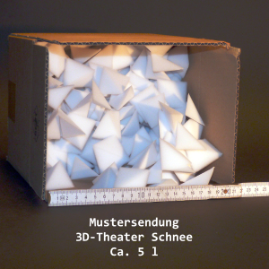 Produktfoto von konzept-shop.de - ein kleines Paket mit ca. 5 l 3D- Theaterschnee in Tetraederform aus Schaumstoff. Blick in das gefüllte Paket
d