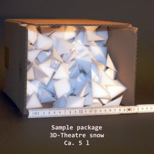 Productfoto van konzept-shop.de - een klein pakket met ca. 5 liter 3D theatrale sneeuw in tetraëdervorm van schuim. Uitzicht in de gevulde verpakking.
